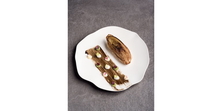 Indivia belga brasata, caprino, avocado e maionese alla soia
