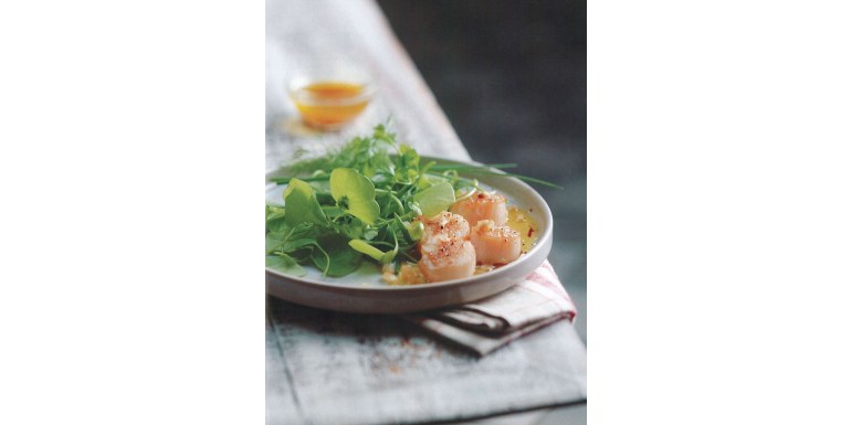 Insalata di erbe aromatiche con cappesante al limone candito