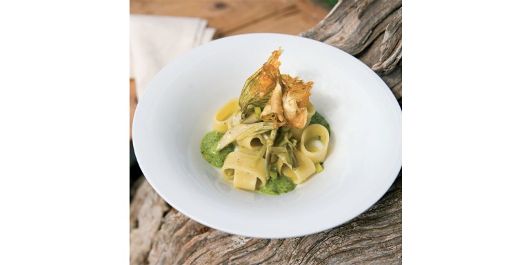 Calamarata di Gragnano al pesto di fiori di zucca con carciofi croccanti