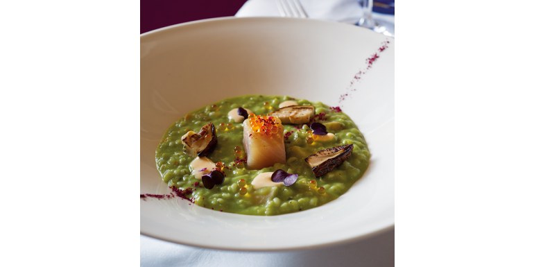Orzetto mantecato ai porcini e al burro di pino mugo con bocconcino di trota fario confit, emulsione delle sue uova e polvere di lamponi  