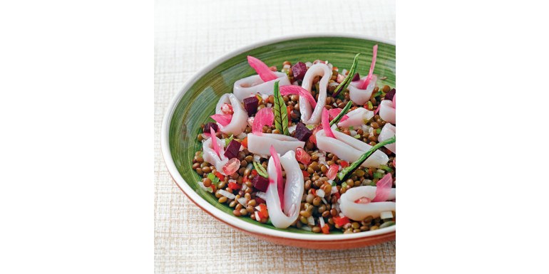 Insalata di lenticchie con calamari confit e cipollotti impregnati