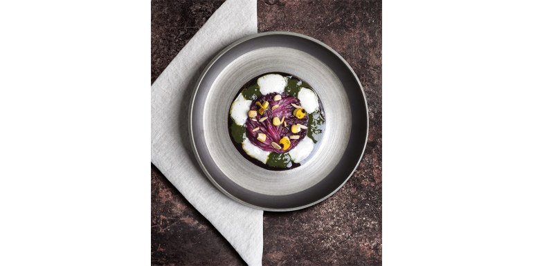 Carpaccio di radicchio con latte di mandorla, erba grano e liquirizia