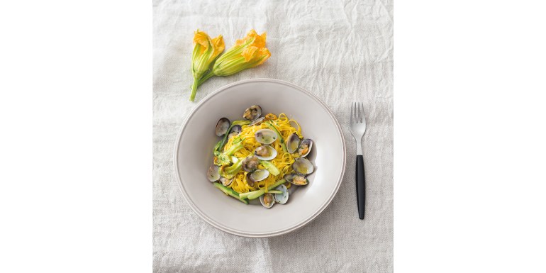 Linguine con vongole e zucchine in fiore