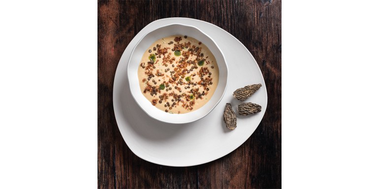 Cappuccino di spugnole, lenticchie fritte e bacon