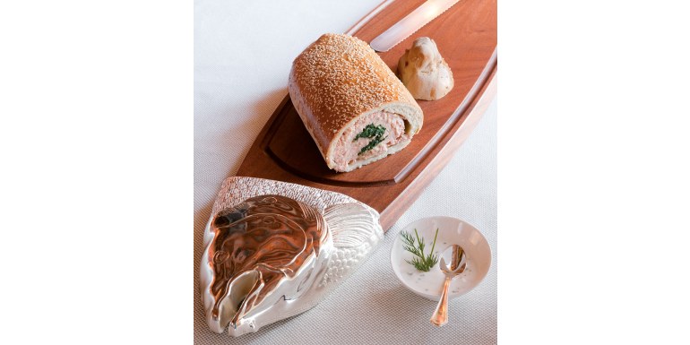 Rotolo di salmone e spinaci con crema di yogurt alle erbe