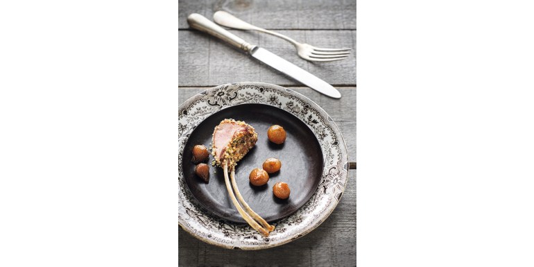 Carré di agnello in crosta di mandorle e timo con cipolline caramellate e gratin di patate