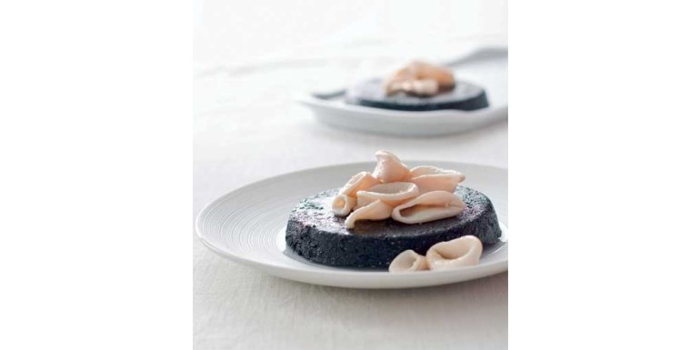 Torta di polenta nera con calamaretti - ricetta della settimana