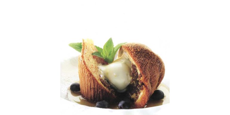 Tortino caldo d'uva con crema ghiacciata di melissa e peperoncino, glassa al miele e fiori di lavanda - ricetta della settimana