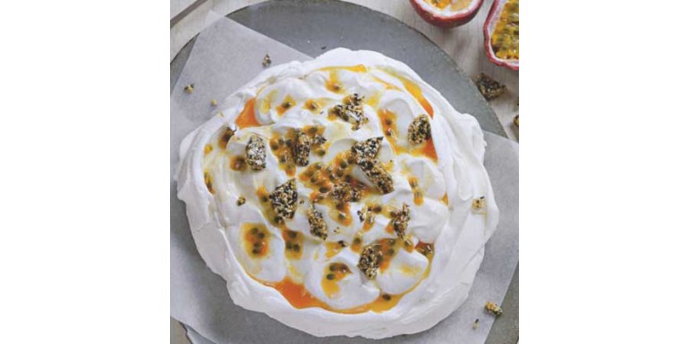 Pavlova classica con frutto della passione, yogurt, sesamo - ricetta della settimana