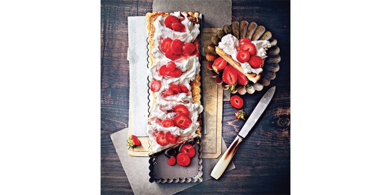 Crostata magica fragole-rabarbaro - ricetta della settimana