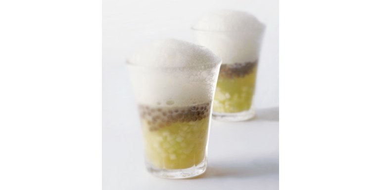 Crema di cetrioli con caviale e schiuma di yogurt - ricetta della settimana