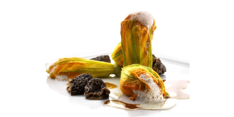 Fiori di zucca ripieni di mousse di Parmigiano - ricetta della settimana