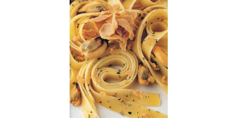 Nastri con cozze e bottarga di tonno al profumo di maggiorana - Ricetta della settimana