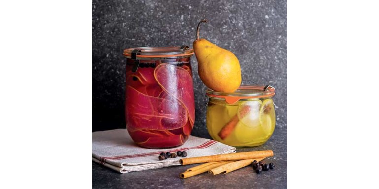 Pere sciroppate al vino rosso, ginepro e chiodo di garofano - Ricetta della settimana