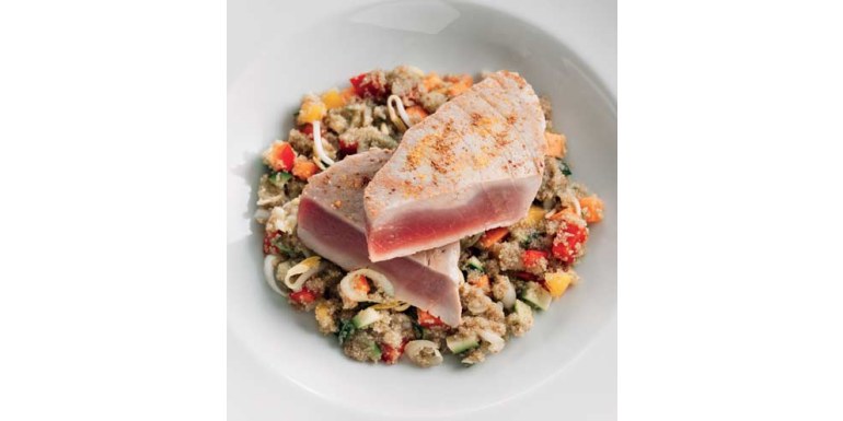 Tonno speziato con cuscus di teff alle verdure - Ricetta della settimana
