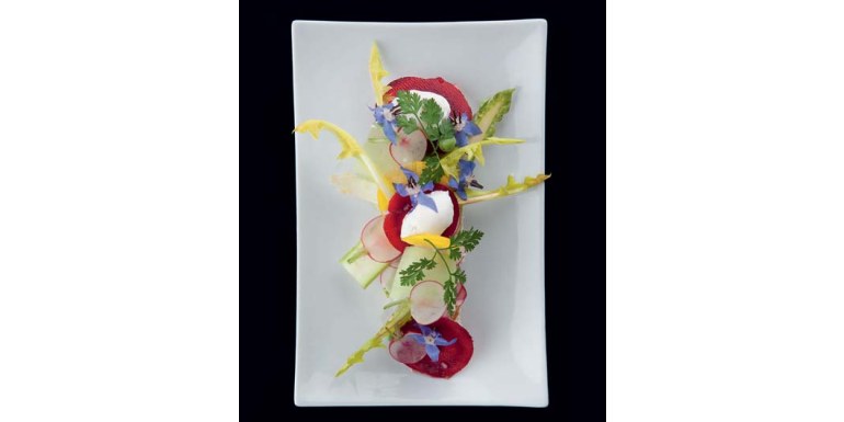 Uova di quaglia affogate su un crostone di scaglie di verdure al burro nocciola - Ricetta della settimana