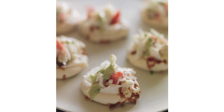 Canapè di meringa al wasabi, granchio e sesamo - Ricetta della settimana
