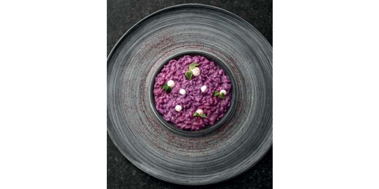Risotto al cavolo cappuccio viola, polvere di ciliegie e latte cagliato di capra