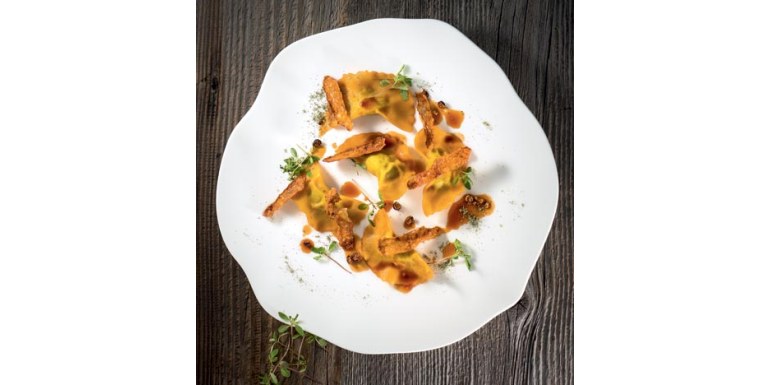 Ravioli di gallina, brodo di ginepro e timo