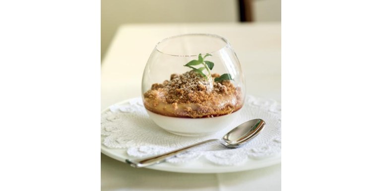 Crumble di mele con panna cotta alla vaniglia e salsa al caramello