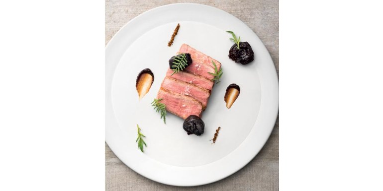 Filetto di maiale arrostito con purea di prugne secche e spezie forti