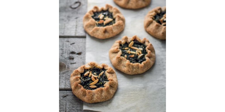 Tortine rustiche di mandorle e farina integrale con ricotta e cavolo nero