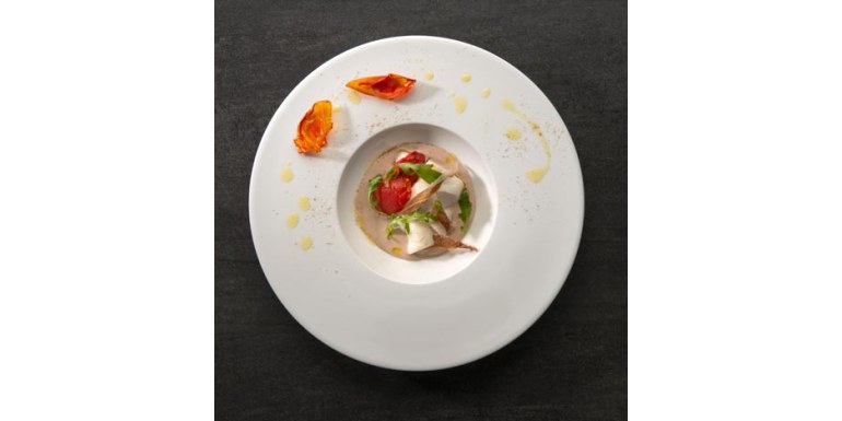 Merluzzo demi-sel su passato di fagioli, prosciutto di San Daniele, petali d’aglio e foglie di rucola