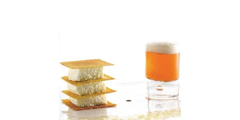 Millefoglie di Parmigiano accompagnato da acqua di fragole