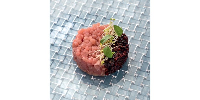 Tartare di tonno in crosta di cranberry e germogli di alfa alfa