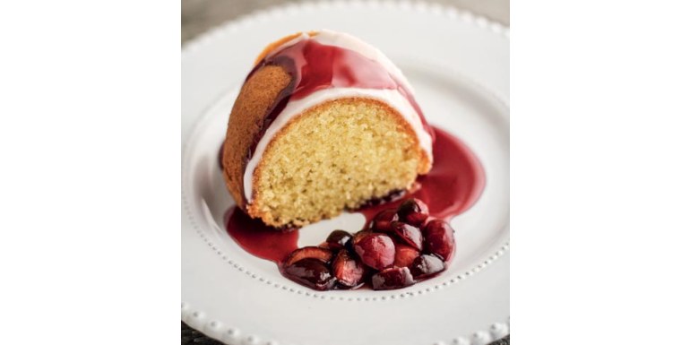 Ciambella di vaniglia e latte di mandorle con ciliegie e sciroppo di vino di visciole