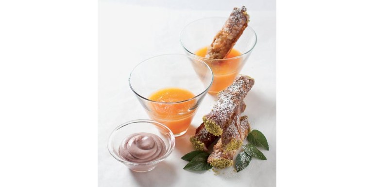Cannolo con ripieno di ricotta all’arancia con centrifugato di melone