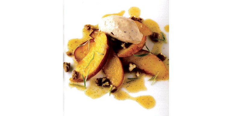 Pesche gialle con gelato alla vaniglia e praline di noci pecan