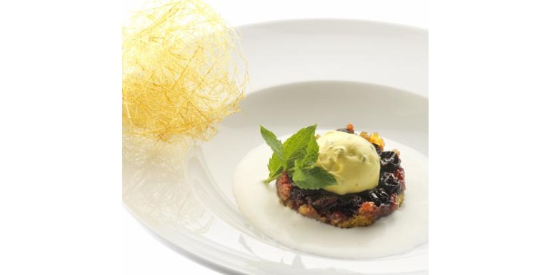 Frangipane all’uva Cabrosina, zuppa ghiacciata al sapore di salvia e mousse ai pistacchi