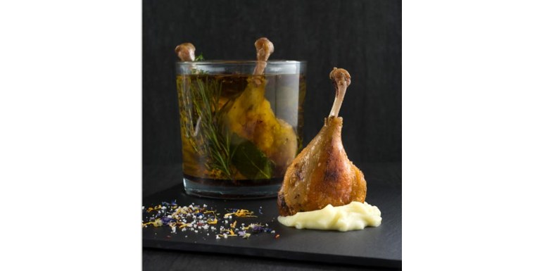 Coscia d’oca in confit su spuma di patate al tartufo