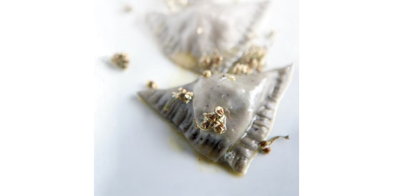 Raviolo al mirtillo con ripieno di grasso d’alpe e porcino saltato con burro ed erba iva