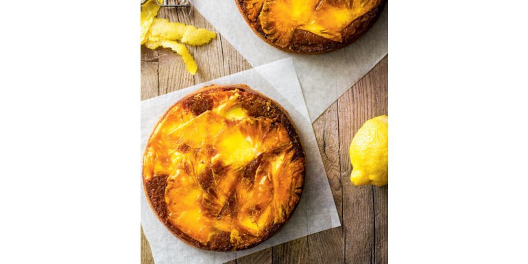 Pan di Spagna al limone, ananas e zucchero grezzo