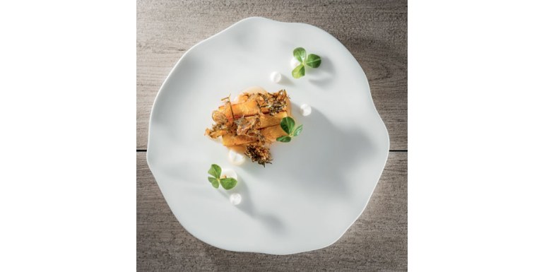 Ananas caramellato, fiori di sambuco fermentati, crema di cocco e melissa