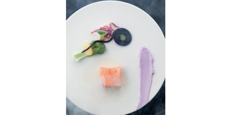 Salmone affumicato all’istante, cavolo rosso, pak choï e mela al ginepro