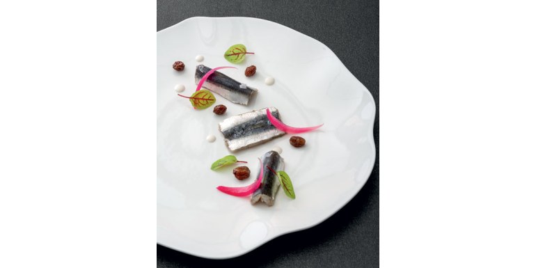 Finissima di sarde marinate, cipolle rosse in agrodolce, panna acida e uvetta sultanina