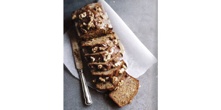 Cake alle banane arrostite e noci con glassa di acero