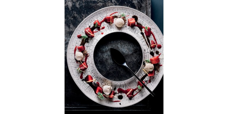 Fragole affumicate, salsa di olive nere e gelato alla vaniglia