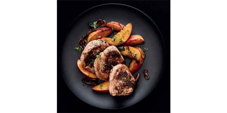 Filetto di maiale arrostito in padella con caffè, salsa di soia e pesche