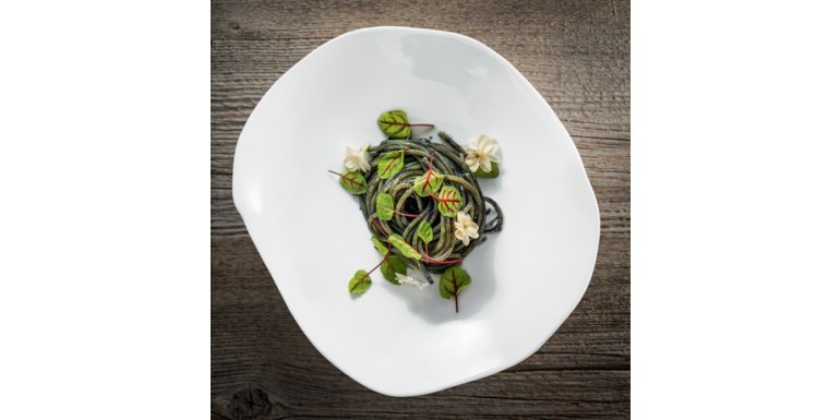 Spaghetti, olive, pane e vene cress candito