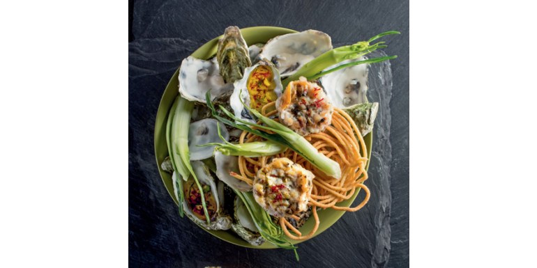 Hamburger di molluschi con “BUN” di spaghetti fritti
