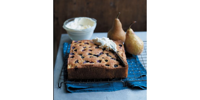 Torta di polenta con pere e mirtilli