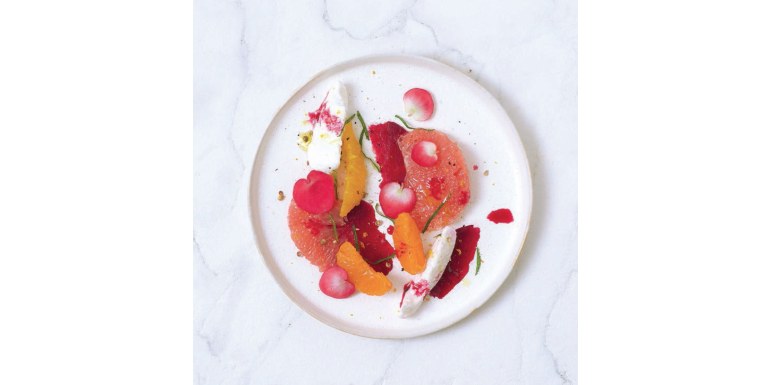 Insalata di agrumi e fiori di begonia