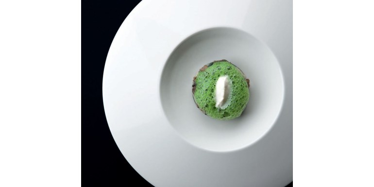 Lumache, gelatina fine di prezzemolo, crema gelata alla genziana