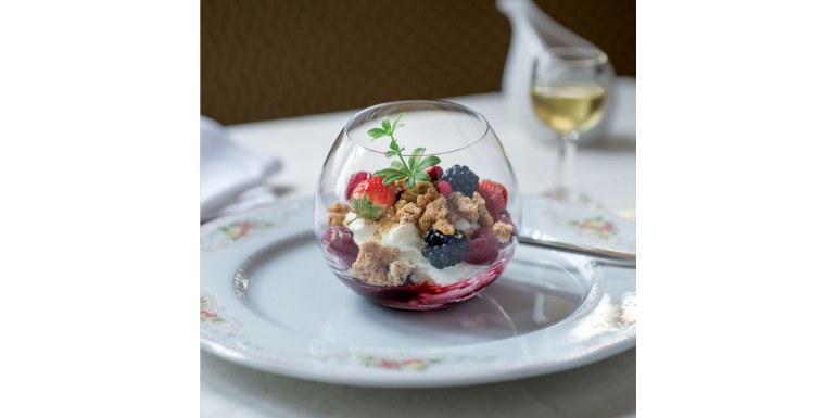 Crema di yogurt al miele millefiori, frutti di bosco e biscotto alle noci