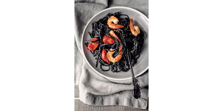 Chitarrine al nero di seppia con gamberi piccanti e pesto di mandorle