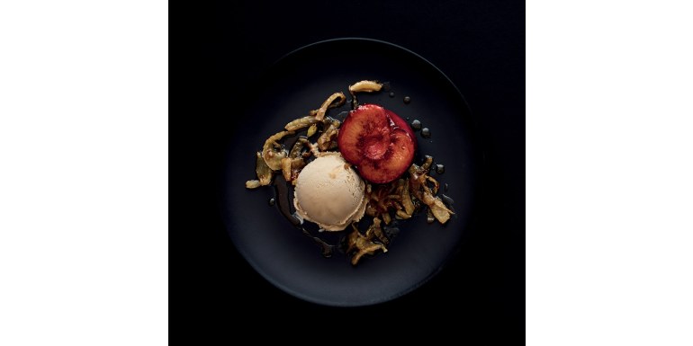 Finocchio e prugne arrostite al Bourbon whisky con gelato al caffè